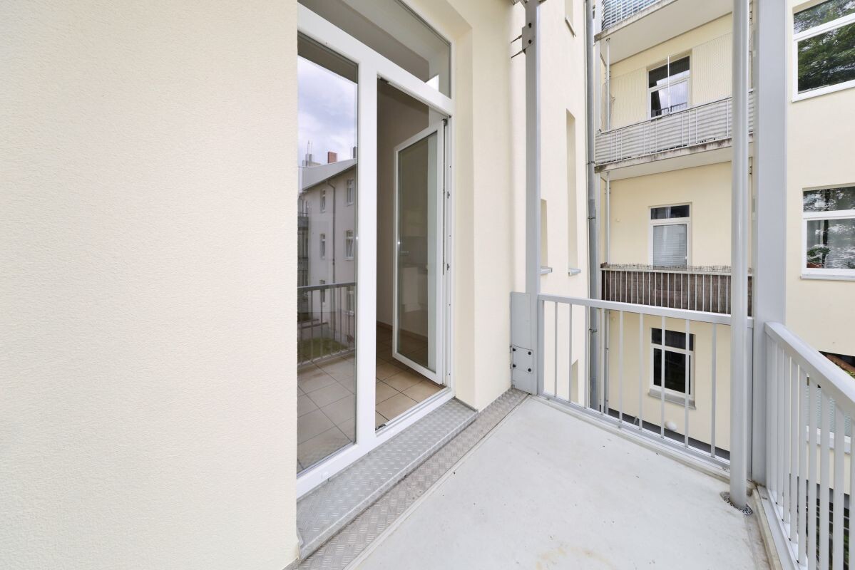Balkon 1. OG re. Balkon 1. OG re.