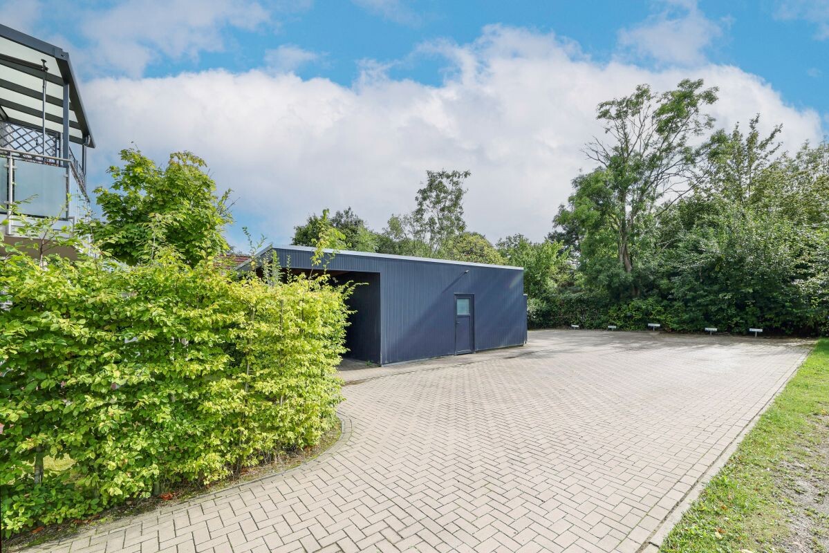 Hof mit PKW-Stellplatz Hof mit PKW-Stellplatz