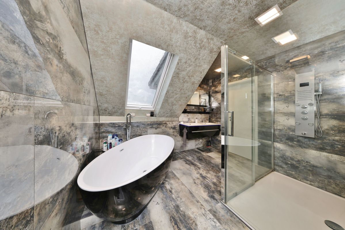 ...mit freistehender Badewanne ...mit freistehender Badewanne