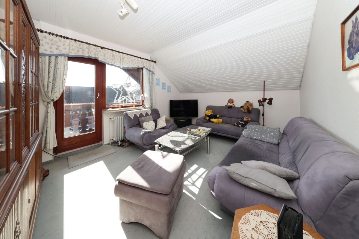 Wohnzimmer mit Zugang zum... Wohnzimmer mit Zugang zum...