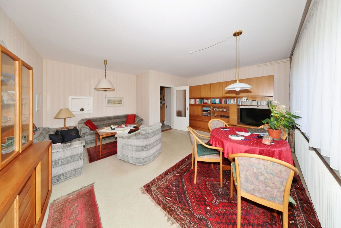 Großzügiges Wohnzimmer mit... Großzügiges Wohnzimmer mit...